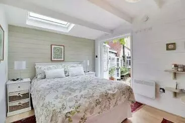 Bed and Breakfast Garden Studio