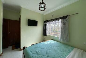 호텔 Home Stay Executive Guest House Nairobi