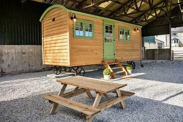 Otel Finest Retreats   The Shepherd S Hut At Northcombe Farm