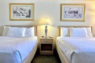 هتل Brentwood Inn & Garden