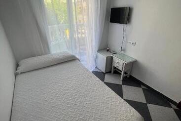 فندق Hostal Restaurante La Giralda