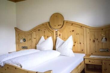 茅舍 Joggls Falkner