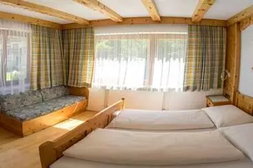 茅舍 Joggls Falkner