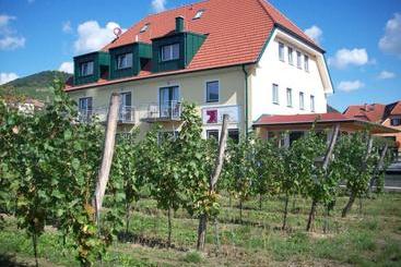 ペンション Garni Weinquadrat