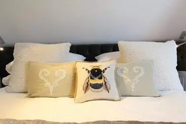 Mökkimajoitus The Hive