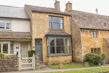 The Cottage At Broadway