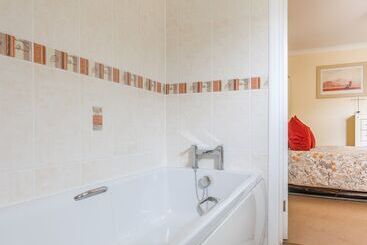 קוטג'' 14a Courtenay Street