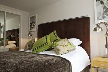 کلبه Diddly Squat, 43 Dart Marina