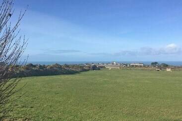 קוטג'' Five Degrees West