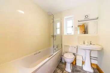 Mökkimajoitus Stone House