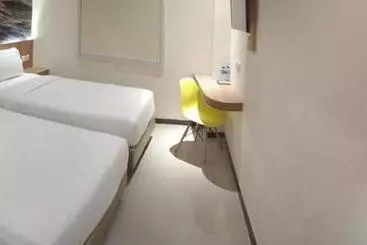 Front One Hotel Airport Solo