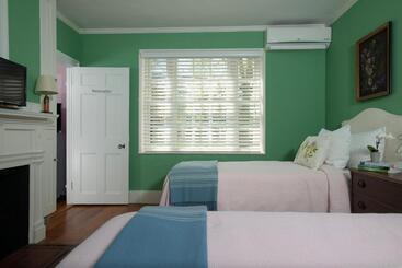 Bed and Breakfast Village Inn