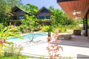 کلبه Green Bamboo Cabana