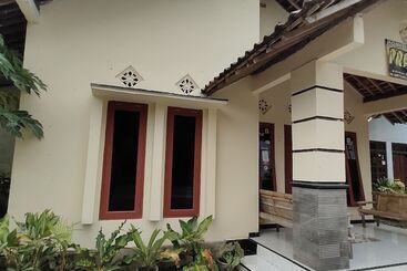 Hostel Homestay Pratiwi