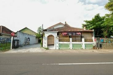 Отель Tan Jokteng Guest House Oyo Rooms