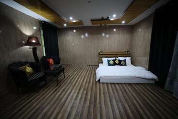 Pension Royal Brangsa Guest House