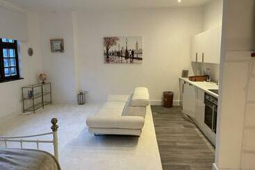 Жильё для туристов Lovely 1 Bedroom Loft Apartment Above Shop With Free Parking Long Term Let Available