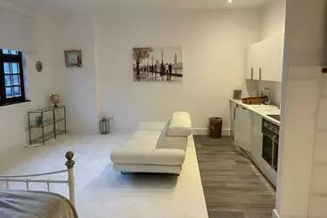 Apartaments turístics Lovely 1 Bedroom Loft Apartment Above Shop With Free Parking  Long Term Let Available