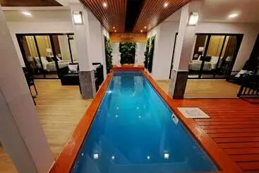 Apartamente turistice The Chic Pool Villa