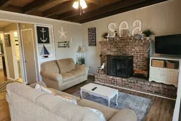 ツーリストアパートメント Home Near The Lake With Beautiful Wood Burning Fireplace