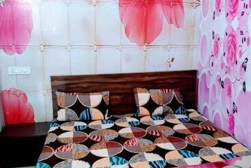 Otel Pop 91498 Corner House 3k