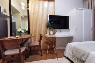 Aparthotel Lifestyle At The Loop Towers Condotel