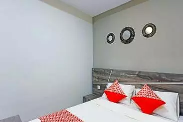 هتل Capital O 91407 Kb Luxury Hostel