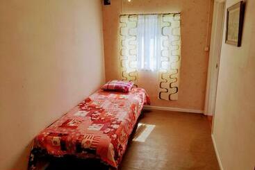 Pensão Single Bedroom, Outside Toilet, Shower, Kitchen. 120 M From Sandbach