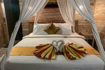 膳宿费 Danys House @tikibar & More