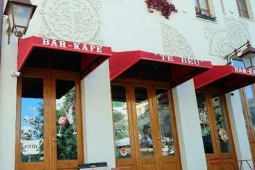 تختخواب و صبحانه Tebeu Coffe And Bar