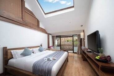 Отель Lijiang Merry Inn