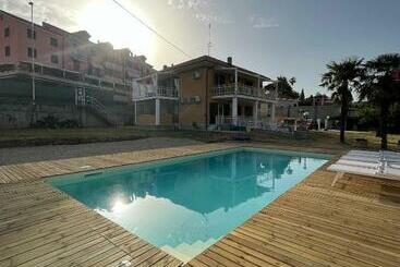 ツーリストアパートメント Il Gattino Di Porto   Apt 2   Bilocale Terrazzo Piscina