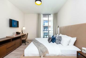 Hostel Hot Tub & Rooftop Pool   Near Beach