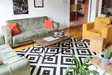 آپارتمان‌های توریست‌ها Central Spacious Apartment In Pristina