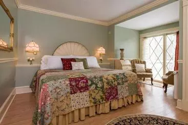 Hotel Mira Monte Inn & Suites