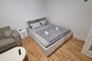 آپارتمان‌های توریست‌ها Stan Na Dan Uz Mogućnost Rentanja Vozila