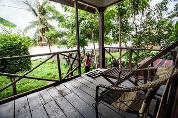 Pension Lao Long Riverside And Budget Garden Guesthouse