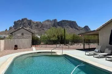Tourist flats 3 Bedroom Retreat With Pool, Spa And Mountain Views