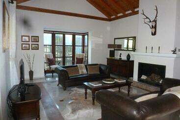 آپارتمان‌های توریست‌ها Beautiful Spacious 4 Bed Villa Close To Marbella