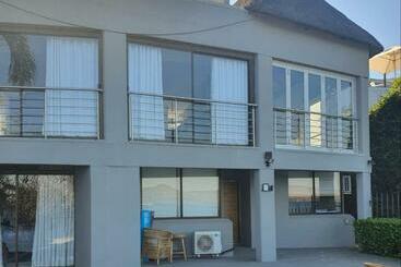 بنسيون Living Waters Guest House