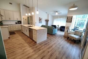 Apartamenty turystyczne Spacious Oasis Updated Home 3 Bed 2 Bath  7 Min To Nokomis Beach