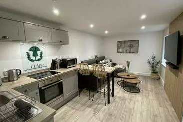 ツーリストアパートメント The Forge, Elegant Luxury Apartment With Bike Store   Sleeps 4