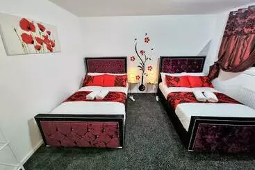 آپارتمان‌های توریست‌ها 10or Setup For Your Most Relaxed & Amazing Stay + Free Parking + Free Fast Wifi