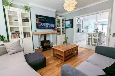 ツーリストアパートメント Beautiful 4 Bed Portsmouth Home Bright & Modern With Garden & Free Parking & Spa Bath & Fully Equipe
