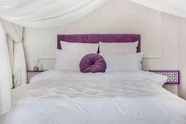 ツーリストアパートメント Ari Purple Studio With Free Parking