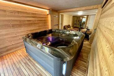 ツーリストアパートメント Chalet Kelly, Centre Ville / Jacuzzi / Sauna