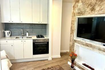 Жильё для туристов Modern Studio Apartment With Free Wifi