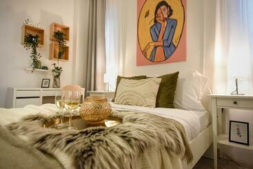 דירות לתיירים Central Treasure   Cozy 2 Bedroom Apartment In Historic Old Town