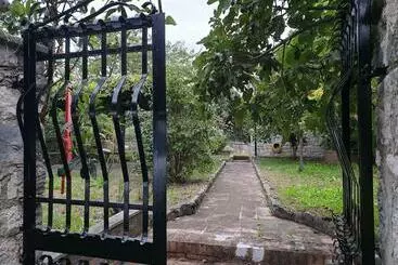 ツーリストアパートメント Casa Rustica In Pietra Con Camino E Ampio Giardino