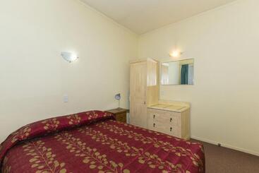 فندق على الطريق Fernhill Motor Lodge